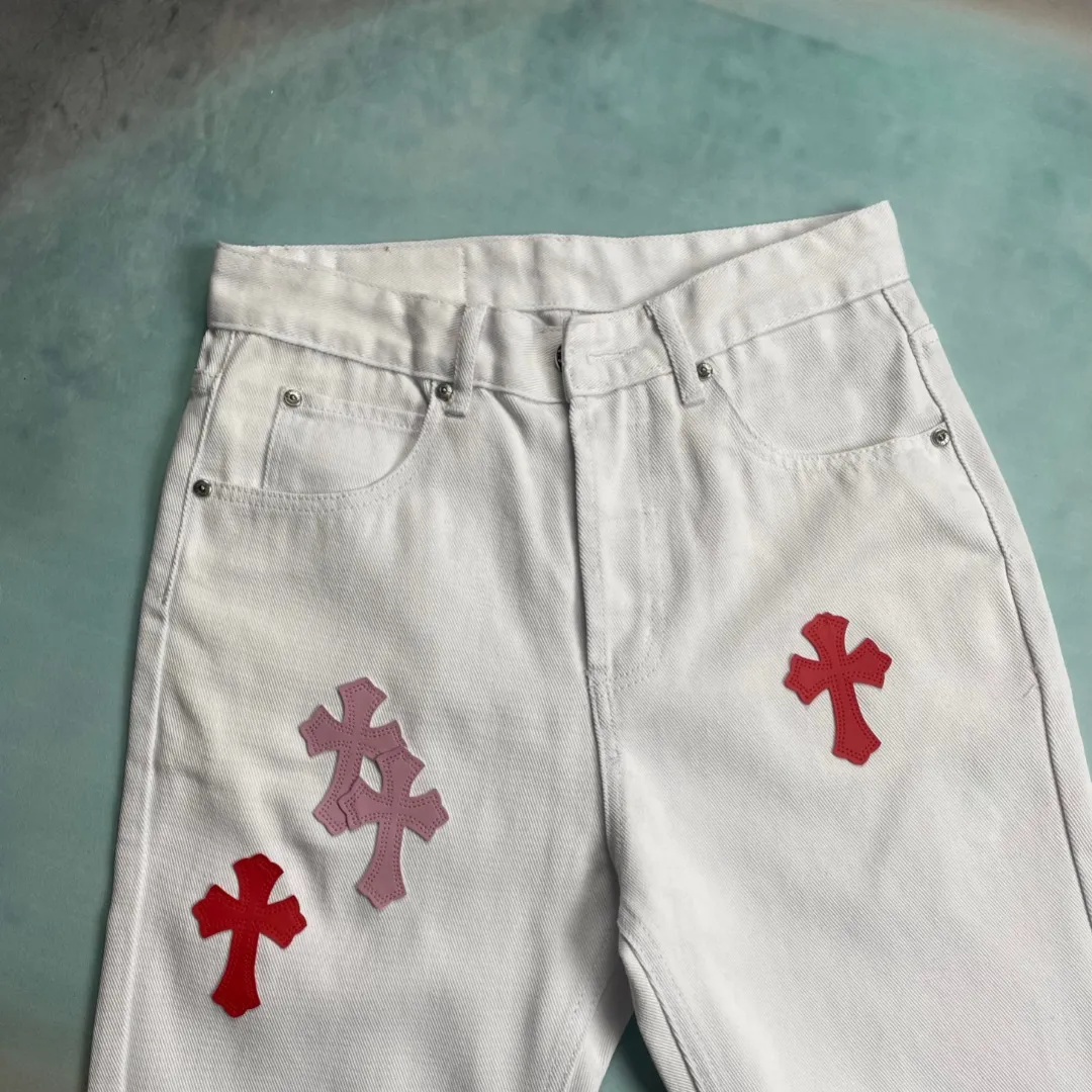 🅿️240 🔘Style No.-KL122 🔘Cro Heart𝐂𝐡𝐫𝐨𝐦𝐞 𝐇𝐞𝐚𝐫𝐭 Miami high street white pink cross patchwork leather retro straight jeans* are carefully crafted with top-notch heavy-duty washing technology, and every process is dedicated to ingenuity. The calfskin is precisely laser-cut and turned into exquisite crosses, showing a luxurious texture in every detail. Paired with distressed silver hardware, the retro charm and fashion style are cleverly blended. The straight-leg design is a unique one, instantly slimming the upper body, modifying the lines of the legs, and showing a neat and capable temperament. From fabric selection to craftsmanship, every step is strictly controlled to show high-end quality and be clearly distinguished from ordinary products on the market. It is tailor-made for you who pursue the ultimate fashion.  Size: S M L XL (28.30.32.34) Color: white and pink